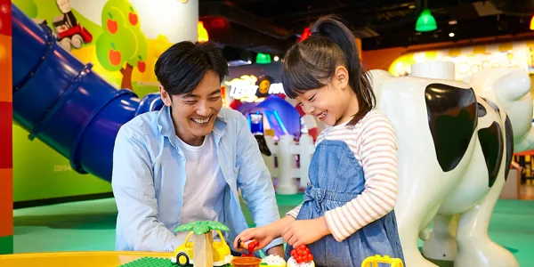 デュプロ🄬ファーム」で遊ぶ親子